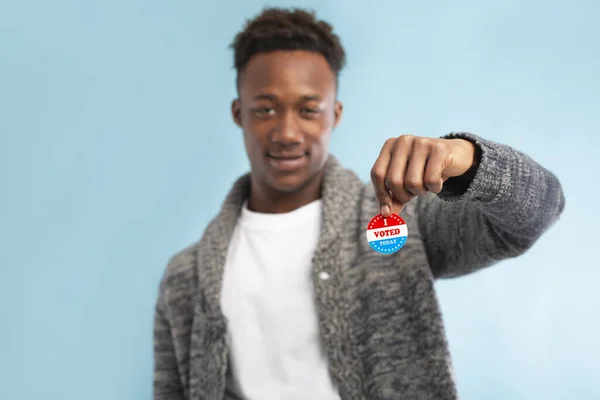 African american Voter holding pin with I Voted Today text — Stock Photo, Image