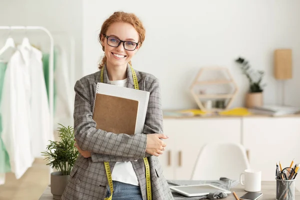 Joven diseñadora de ropa en su propio estudio de moda — Foto de Stock