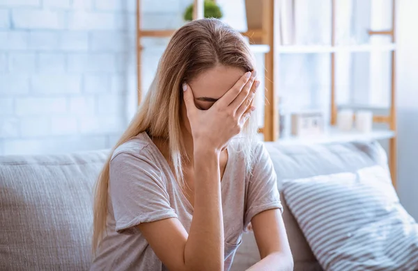 Mujer triste cubierto la cara con la mano. Quédate solo en casa. —  Fotos de Stock