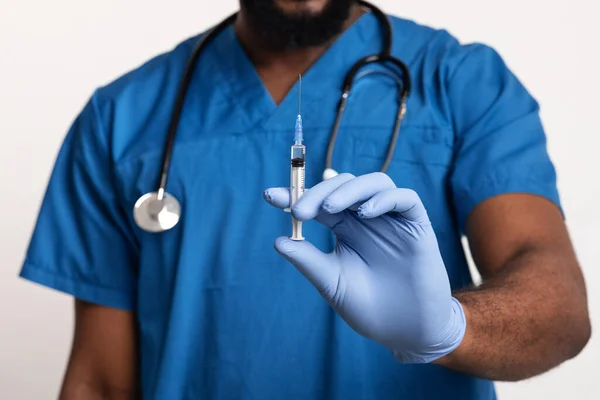 Fechar a seringa na mão do médico afro-americano — Fotografia de Stock