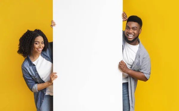 笑着的黑人情侣手中的白色大广告牌 — 图库照片