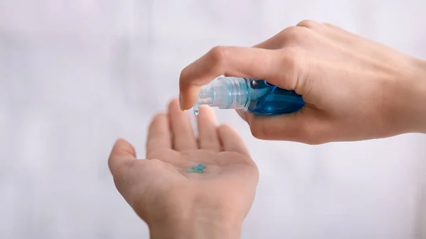 Femme désinfecter les mains antiseptique pendant 2019-ncov quarantaine — Photo