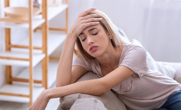 De första symptomen på sjukdom. Kvinna som lider av huvudvärk — Stockfoto