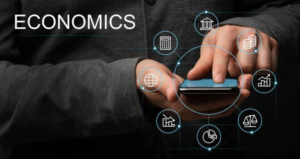 Händerna använder smartphone. Collage med ekonomycs symboler — Stockfoto
