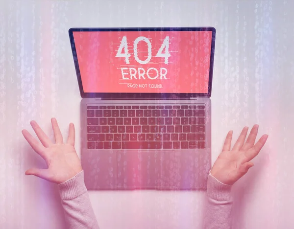 404 fel på bärbar skärm, nära händer. Dubbel skärm — Stockfoto