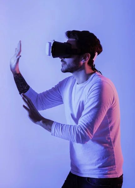 Millennial man in 3D bril in neon — Stockfoto