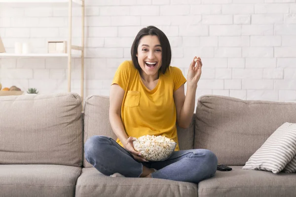 Actividades de esparcimiento de bloqueo. Chica joven riendo mientras ve una película divertida en casa — Foto de Stock