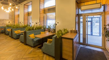 Konforlu atmosferi, şık yemek yerleri olan bir restoran.