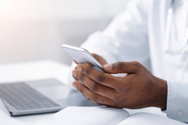 Cep telefonu kullanarak doktorların ellerini kapat