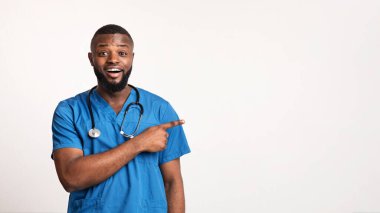 Şaşkın siyah terapist boş bir yeri işaret ediyor.