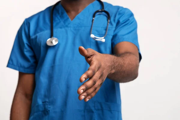 Fechar a mão estendida do médico africano — Fotografia de Stock