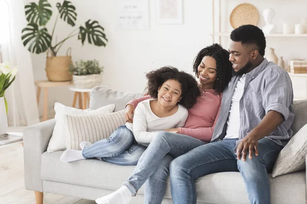 Moderna familia negra con pequeña hija pasando tiempo en casa juntos — Foto de Stock