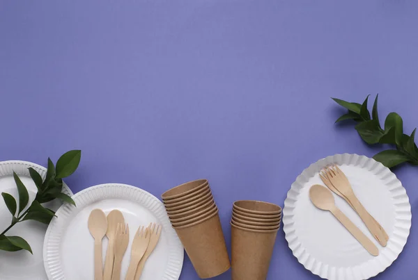 Paper cups and plates, and wooden cutlery — Stock Photo, Image