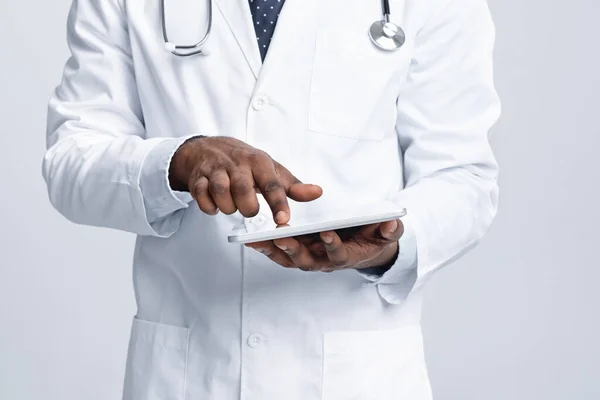 Dijital tablet kullanan Afrikalı bir doktor. — Stok fotoğraf