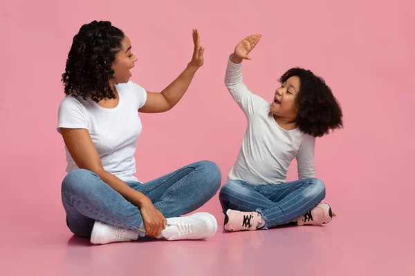 Älskar svart mor och dotter ger höga fem till varandra — Stockfoto