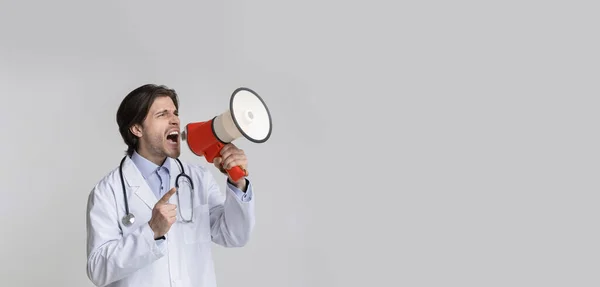 Αγχωμένος άνδρας γιατρός συναισθηματικά ουρλιάζοντας στο χώρο αντίγραφο με μεγάφωνο — Φωτογραφία Αρχείου