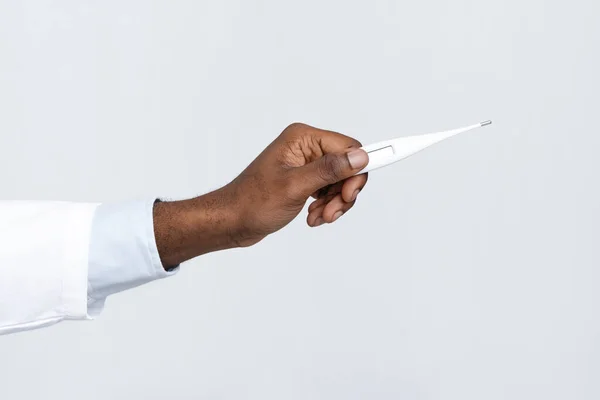 Termómetro de temperatura de retención de manos médico afroamericano — Foto de Stock