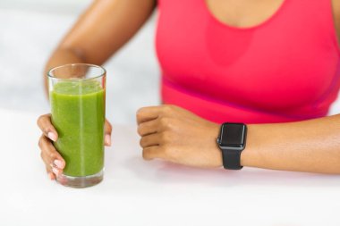 Fit Siyah Kız Lezzetli Detox Smoothie Tutuyor