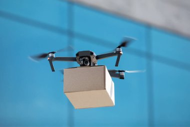 Helikopterle şehre karton kargo sevkiyatı