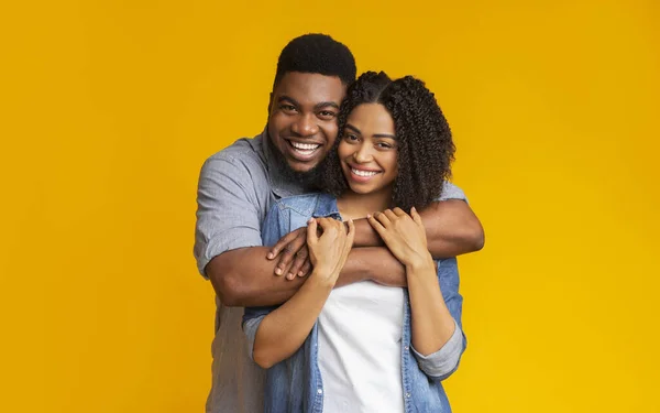 Радостные африканские американские возлюбленные обнимаются и позируют перед камерой — стоковое фото