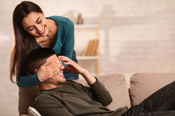 Paar die samen op de bank zitten en tijd doorbrengen — Stockfoto