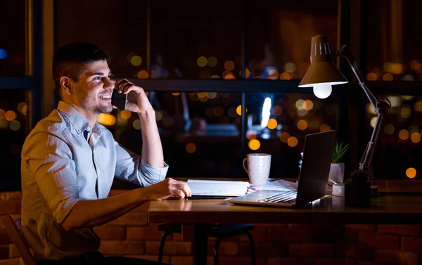 Uomo d'affari che parla sul cellulare che comunica con il collega distante sul posto di lavoro — Foto Stock