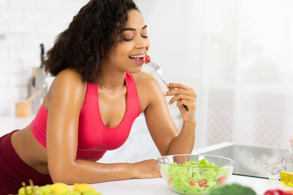 Menina africana bonita comendo salada de legumes — Fotografia de Stock