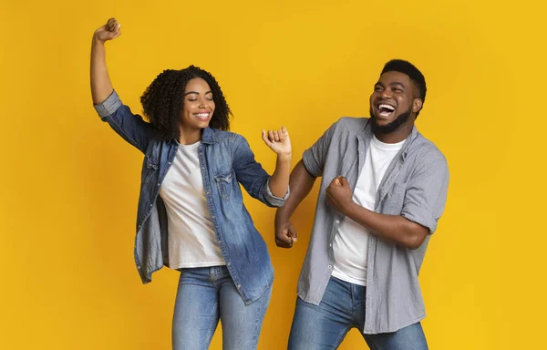 Dansplezier. Vrolijk Afro-Amerikaans paar samen gek maken, dansen en lachen — Stockfoto
