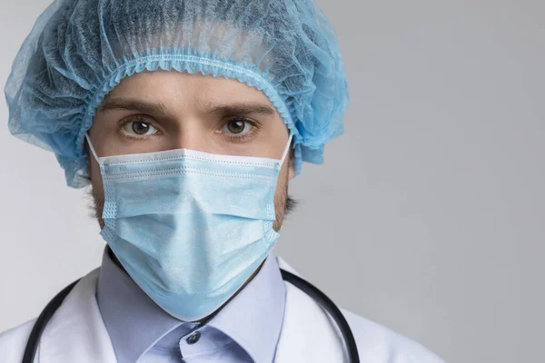 Retrato de seguro médico de enfermedades infecciosas en máscara y gorra bouffant —  Fotos de Stock