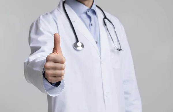 Oříznutý obrázek mužského lékaře se stetoskopem ukazujícím gesto palce nahoru — Stock fotografie