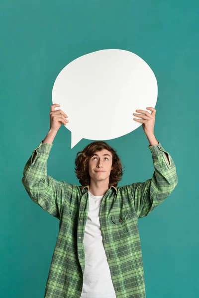 Retrato de adolescente guapo con burbuja de habla vacía en el fondo de color, espacio en blanco —  Fotos de Stock