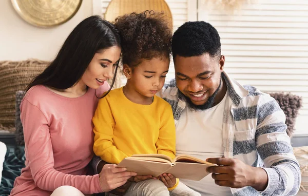 Livro de leitura da família internacional juntos em casa — Fotografia de Stock