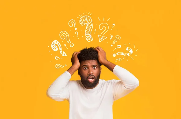 Shocked black guy with question mark over his head — Stock Photo, Image