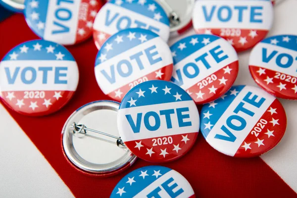 Variété de boutons d'élection présidentielle sur le drapeau américain — Photo