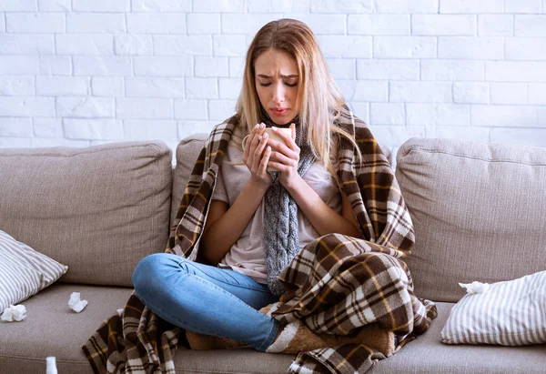 Girl in plaid is drinking hot tea — Stock Photo, Image