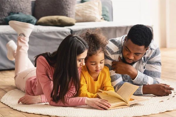 Lecciones de lectura en una familia internacional en casa —  Fotos de Stock