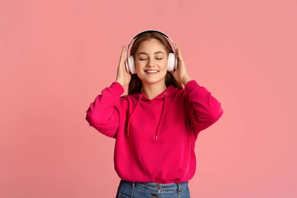 Adolescente appréciant la musique préférée dans les écouteurs — Photo