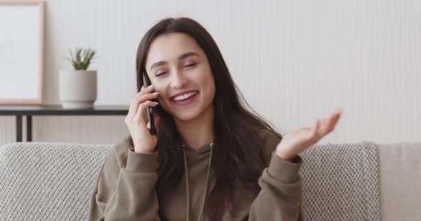 Menina auto-isolada conversando com amigos por telefone celular — Vídeo de Stock