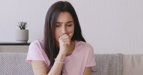 젊은 여자 가 집안에서 몹시 기침을 하는 모습 — 비디오