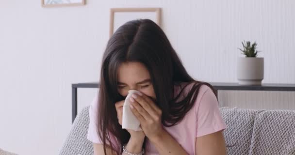 Jeune femme qui se mouche à l'intérieur de la maison — Video