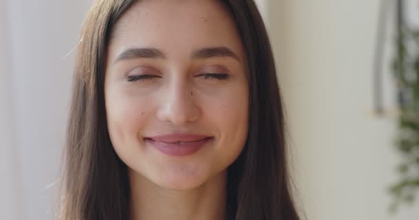 Menina milenar bastante confiante sorrindo para a câmera — Vídeo de Stock