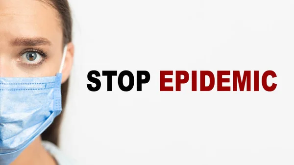 Stoppa epidemisk inskription och kvinna i kirurgisk mask, vit bakgrund — Stockfoto