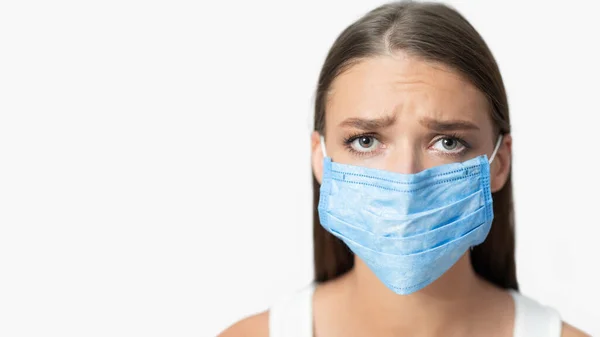 Zieke vrouw dragen medische masker op zoek naar camera, witte achtergrond — Stockfoto