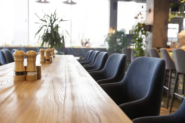 Long table in cafe for coworking, empty interior, no people — Stock Photo, Image