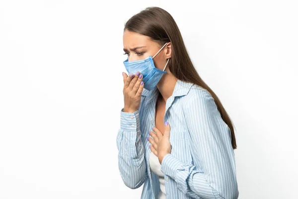 Sjuk kvinna hosta med andningssvårigheter på vit studio bakgrund — Stockfoto