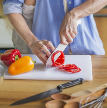 Tatlı kırmızı biberli taze kahvaltı hazırlayan çifte sarılmak