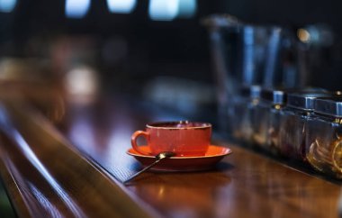 Modern bir restoranda çay ya da kahveli bir bardağın seçici odağı.