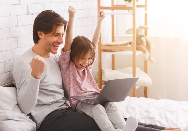 Pai e pequena filha jogando jogos de computador — Fotografia de Stock