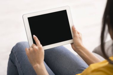 Evde kal, internette sohbet et. Tanımlanamayan kız elinde tablet bilgisayar, içinde boş ekran, tasarım için boşluk