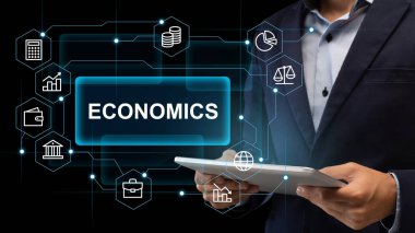 Tabletli takım elbiseli adam sunum yapıyor